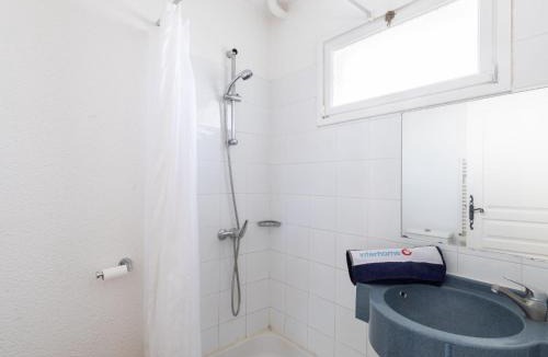 Boulouris-sur-Mer Apartment | Apartment Résidence Les Jardins d'Azur-5 by Interhome