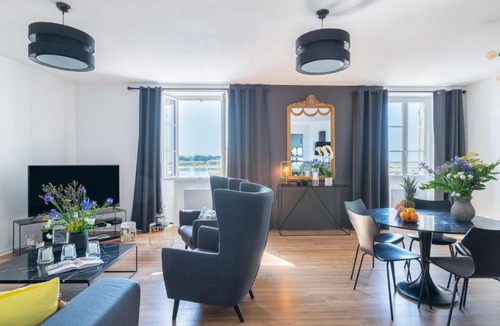 Etel Apartment | Apartment Raffinement- confort et vue Mer by Interhome