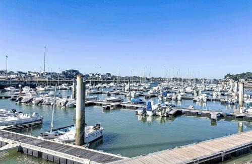 Etel Apartment | Apartment Raffinement- confort et vue Mer by Interhome