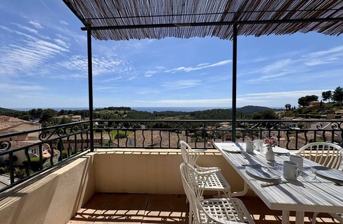 Saint-Cyr-sur-Mer Apartment | Apartment sea view, air conditioning - 4 guests
