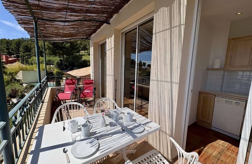 Saint-Cyr-sur-Mer Apartment | Apartment sea view, air conditioning - 4 guests