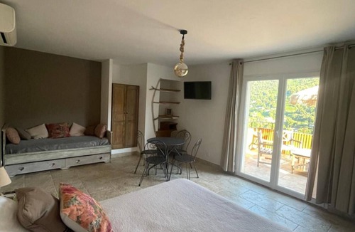 Vico Bed & Breakfast | Apartment 'Vico' with Mountain View, Wi-Fi and Air Conditioning