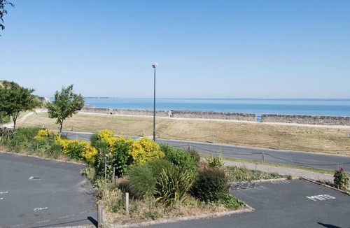 Marais Poitevin Apartment | Apartment VUE MER with swimming pool access