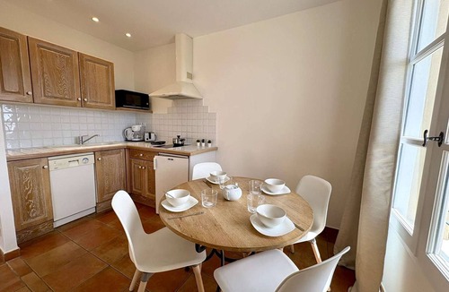 Saint-Cyr-sur-Mer Apartment | Apartment with AC, sea view - 6 guests