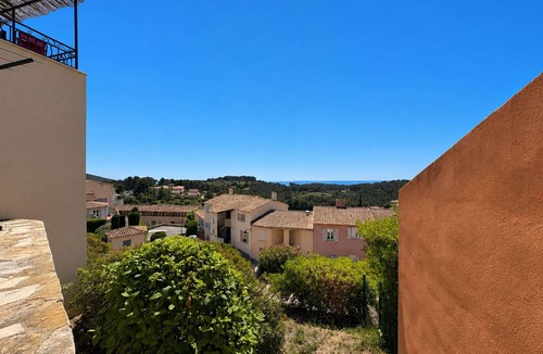 Saint-Cyr-sur-Mer Apartment | Apartment with AC, sea view - 6 guests