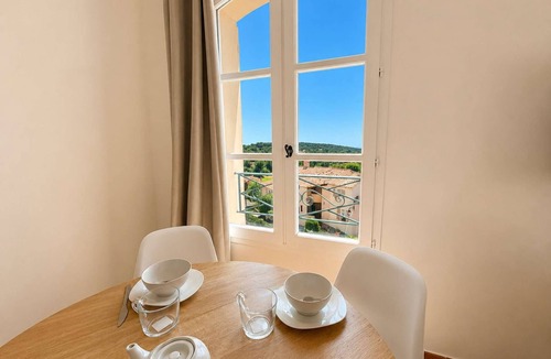 Saint-Cyr-sur-Mer Apartment | Apartment with AC, sea view - 6 guests
