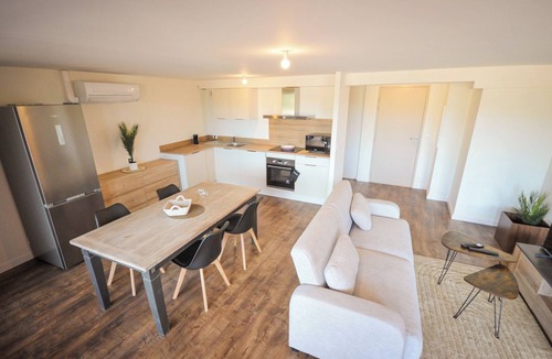 Manosque Apartment | Apartment with a Terrace & Sunset View – Historic Center
