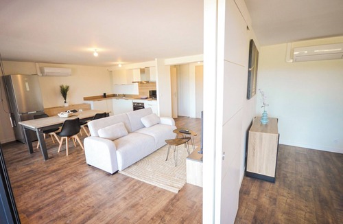 Manosque Apartment | Apartment with a Terrace & Sunset View – Historic Center