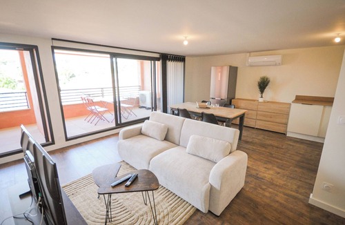 Manosque Apartment | Apartment with a Terrace & Sunset View – Historic Center