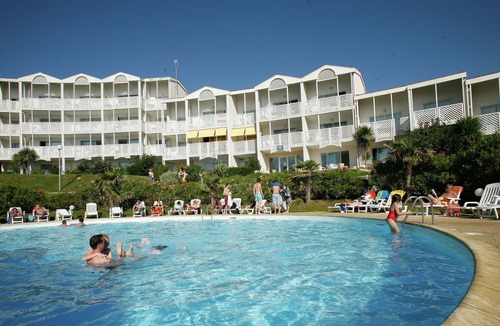Fouras Apartment | Apartment with a view on the pool or see near Fort Boyard