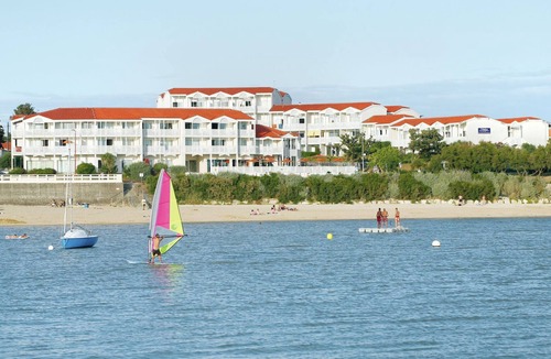Fouras Apartment | Apartment with a view on the pool or see near Fort Boyard