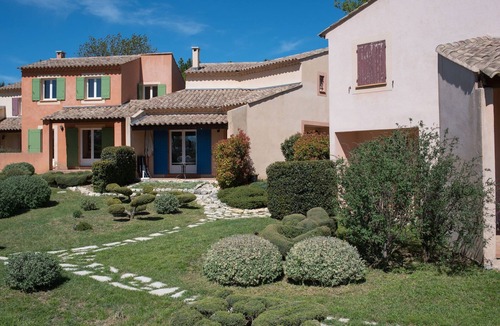 Saint-Trinit Apartment | Apartment with dishwasher, close to Village