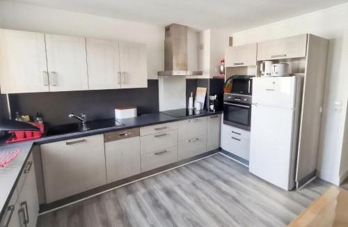 Aurillac Apartment | App 94 m2, balcon, ascenseur, 2 ch, 4 couchages
