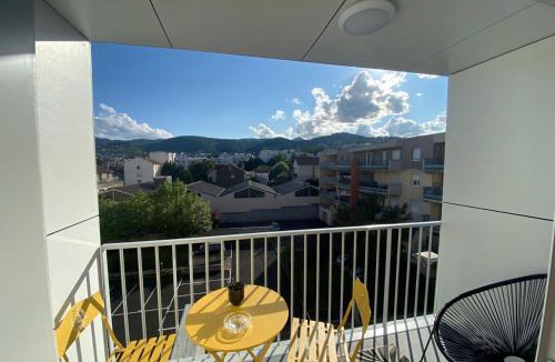 Montjuzet Apartment | Appart T2 avec parking, loggia, vue Puy de Dôme