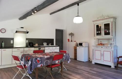 Castera-Lectourois Apartment | Appartement charmant à Castéra-Lectourois avec piscine partagée