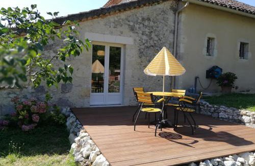 Castera-Lectourois Apartment | Appartement charmant à Castéra-Lectourois avec piscine partagée