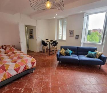 Graulhet Apartment | Appartement de Charme avec tomettes et Parquet climatisé