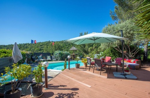Bormes-Les-Mimosas Apartment | Appartement le Patio avec piscine