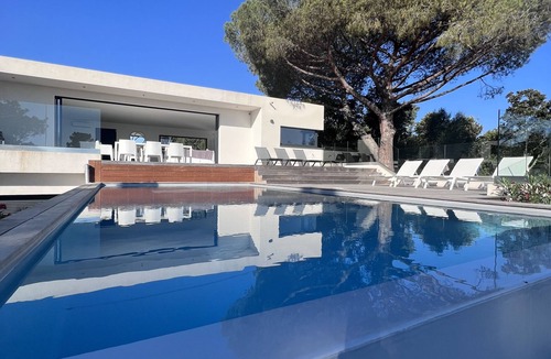 Cirendinu House | Architect villa with open sea view