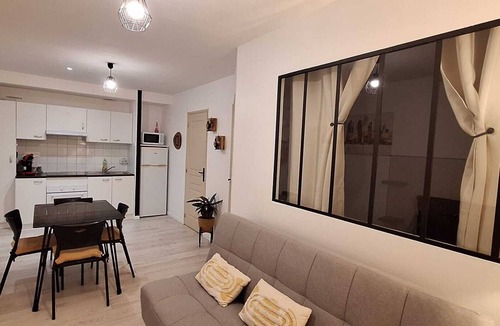 Saint-Jean-d'Angely Apartment | Attractive, renovated 2-room apartment by the lake