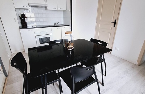 Saint-Jean-d'Angely Apartment | Attractive, renovated 2-room apartment by the lake