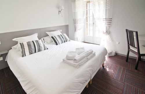 Orcival Hotel | Auberge Le Cantou