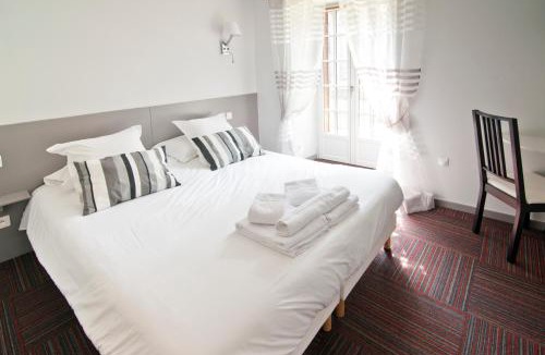 Orcival Hotel | Auberge Le Cantou - Hôtel Roche