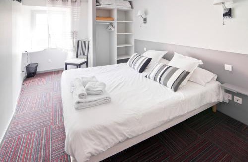 Orcival Hotel | Auberge Le Cantou - Hôtel Roche
