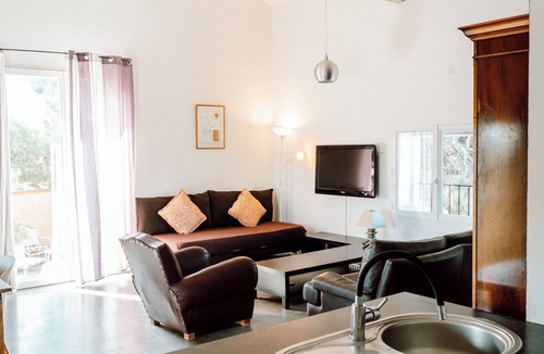 Saint-Nazaire House | Authentic, charming farmhouse in the heart of a winegrowing estate with sea views