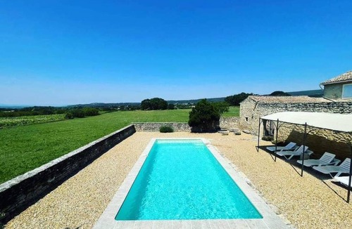 Cabrieres-d'Avignon House | Authentic farmhouse facing the LUBERON, quiet location, secure private pool,