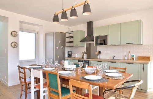 Plovan House | Authentic longhouse with park for 10 guests - bbq