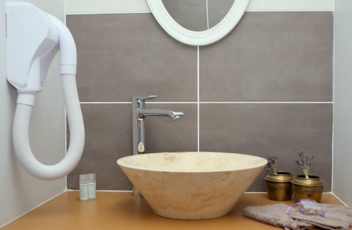 Saint-Laurent-de-Chamousset Bed & Breakfast | Aux Pierres Magiques
