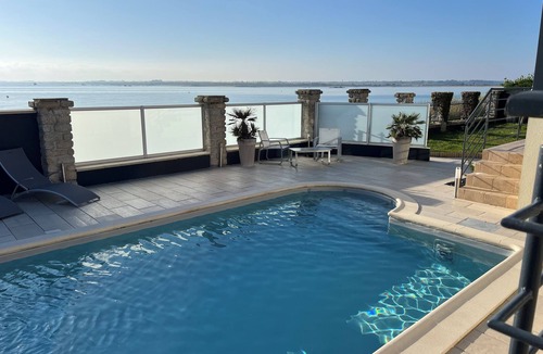 Plouneour-Trez Villa | Beach mansion directly by the sea + pirvat pool - stone´s throw enter the beach