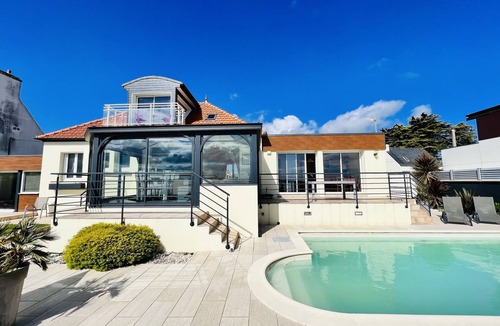 Plouneour-Trez Villa | Beach mansion directly by the sea + pirvat pool - stone´s throw enter the beach