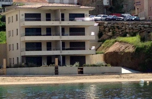 Propriano Apartment | Beachfront apartment with private garden