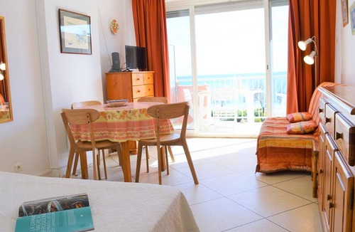 Le Lavandou Apartment | Beachfront studio with terrace and cleaning included