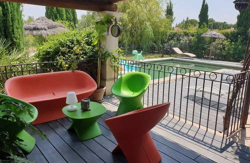 Le Thor House | Beautiful and spacious property with pool, garden and trees