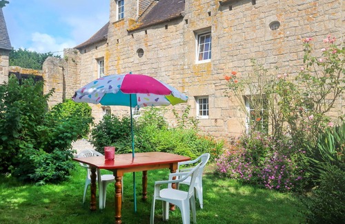 Pont-l'Abbe Villa | Beautiful apartment in villa for 6 guests with terrace and pets allowed