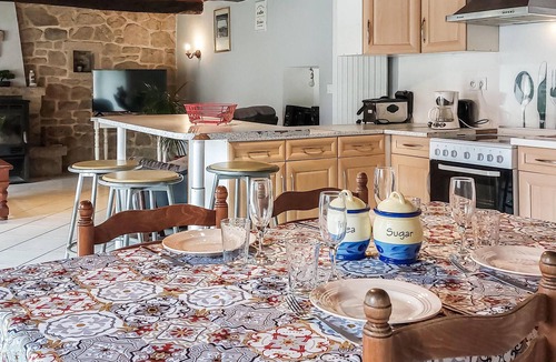 Pluvigner House | Beautiful home in Pluvigner with WiFi