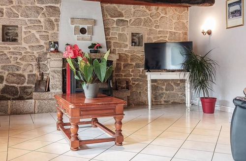 Pluvigner House | Beautiful home in Pluvigner with WiFi