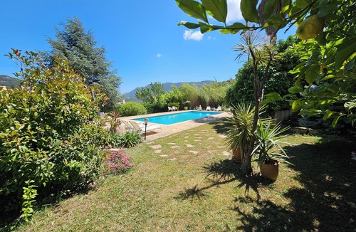 Le Revest-les-Eaux Villa | Beautiful Provencal villa with swimming pool close to the sea.