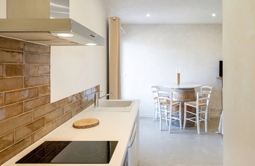 La Bastide-Clairence Bed & Breakfast | Bed and Breakfast 'Maison Perbos 1556 - Itsasoa' with Mountain View, Wi-Fi and Air Conditioning