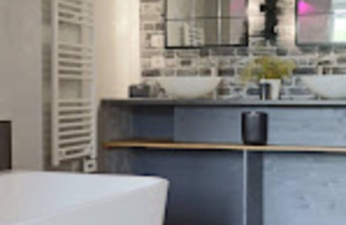Piegut-Pluviers Bed & Breakfast | Bed and Breakfast 'Suite Romantique' with Shared Pool, Shared Terrace and Wi-Fi