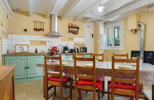 Rhone Crussol Bed & Breakfast | Bed and Breakfast 'Chambre Tilleul Avec Piscine' with Mountain View, Shared Pool and Wi-Fi