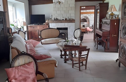 Saint-Bon Bed & Breakfast | Bed and Breakfast 'Chambre 2' with Shared Pool, Shared Terrace and Wi-Fi