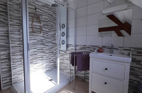 Saint-Bon Bed & Breakfast | Bed and Breakfast 'Chambre 2' with Shared Pool, Shared Terrace and Wi-Fi