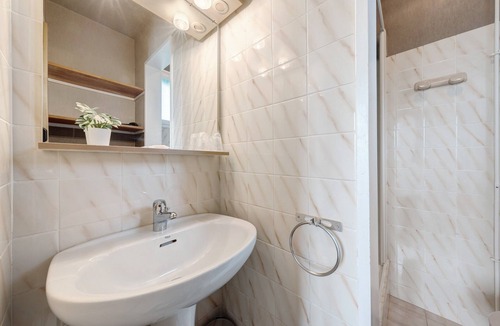 Plouider Bed & Breakfast | Bed and Breakfast 'Chambres D'hôtes De Kersehen Verte' with Shared Garden, Balcony and Wi-Fi