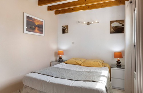 Begadan Bed & Breakfast | Bed and Breakfast 'Chambre D'hôtes Capucine' with Shared Pool, Shared Terrace and Wi-Fi