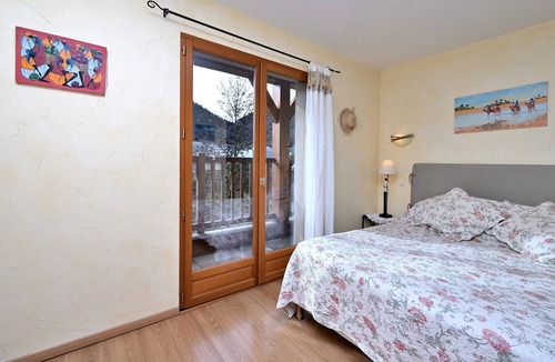 Guchen Bed & Breakfast | Bed and Breakfast 'Chambre Hellebores' with Mountain View, Shared Terrace and Wi-Fi