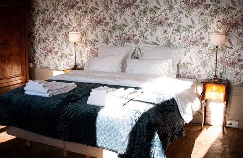 Sanxay Bed & Breakfast | Bed and Breakfast 'Chambre Double - Vue Sur Parc' with Shared Garden and Wi-Fi